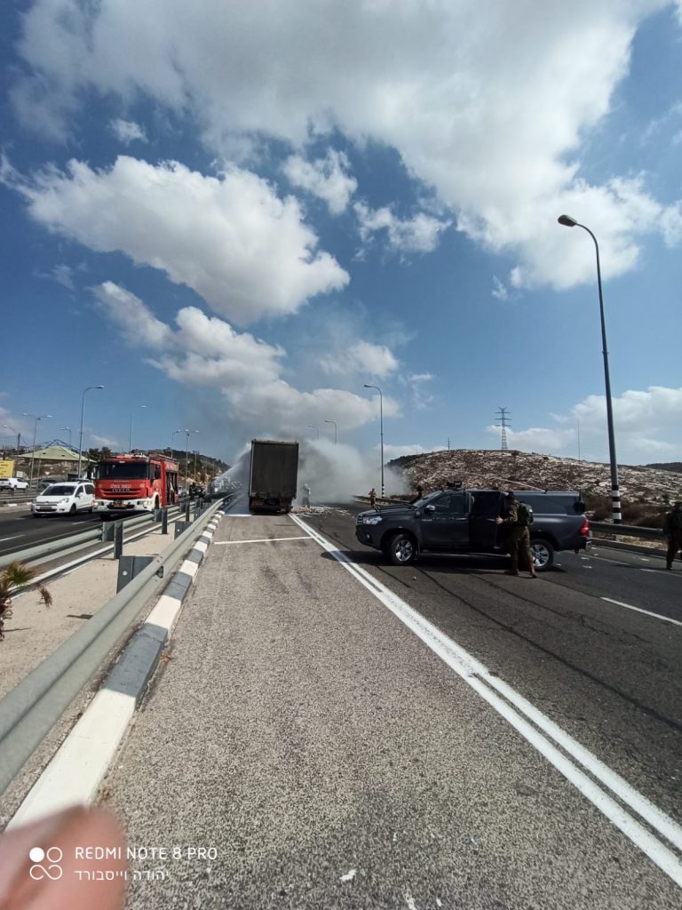משאית תפו''א עולה בלהבות בכביש 443 • צפו משאית תפו''א עולה בלהבות בכביש 443 • צפו