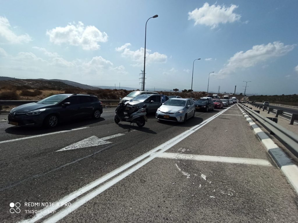 משאית תפו''א עולה בלהבות בכביש 443 • צפו משאית תפו''א עולה בלהבות בכביש 443 • צפו