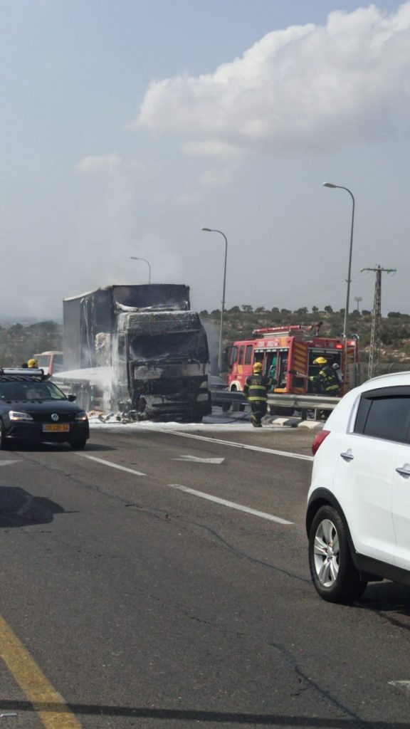 משאית תפו''א עולה בלהבות בכביש 443 • צפו משאית תפו''א עולה בלהבות בכביש 443 • צפו