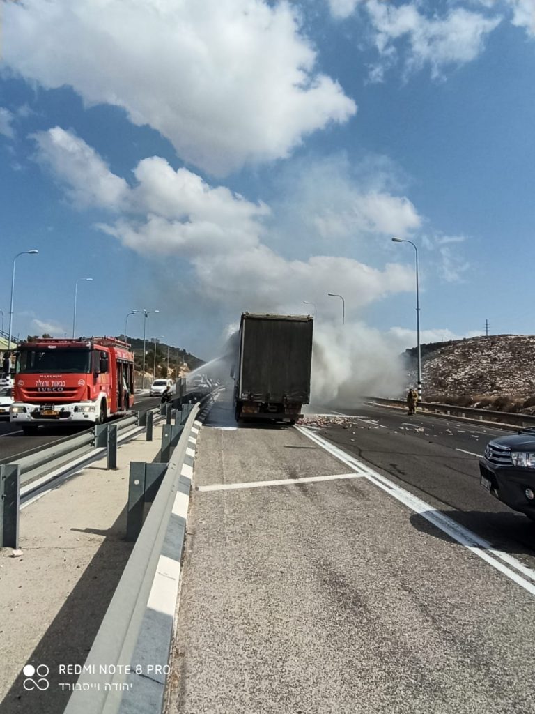 משאית תפו''א עולה בלהבות בכביש 443 • צפו משאית תפו''א עולה בלהבות בכביש 443 • צפו