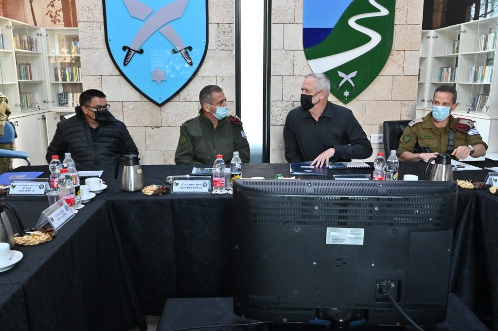 צפו: שר הביטחון בגבול הצפון; "סוריה אחראית למטענים ברמת הגולן"