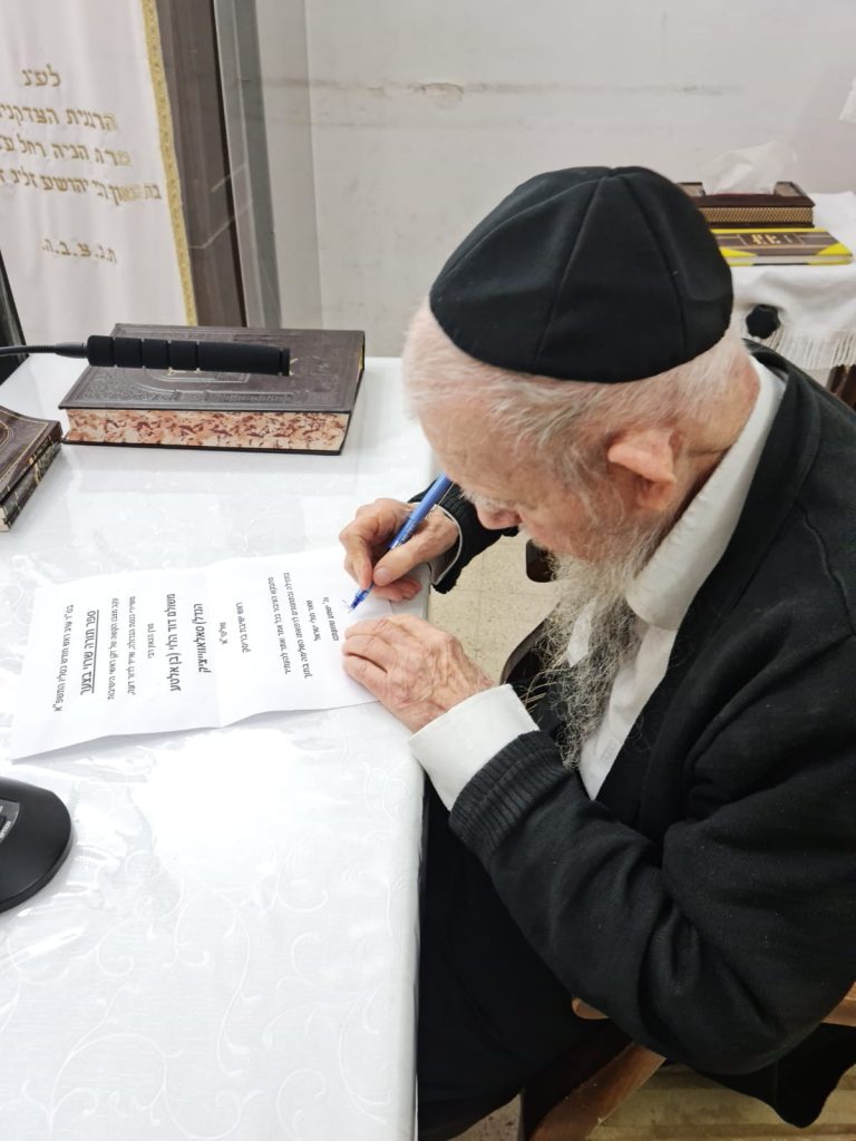 מרנן ורבנן שליט"א בקריאה נרגשת: "ספר תורה שרוי בצער"!