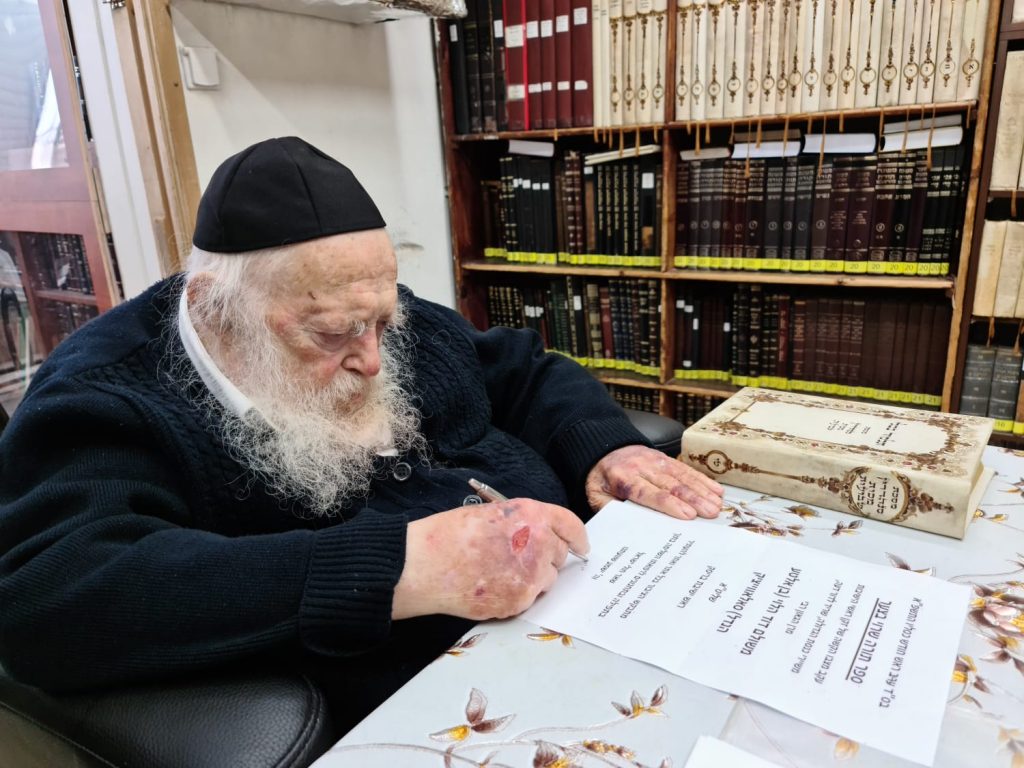 מרנן ורבנן שליט"א בקריאה נרגשת: "ספר תורה שרוי בצער"!