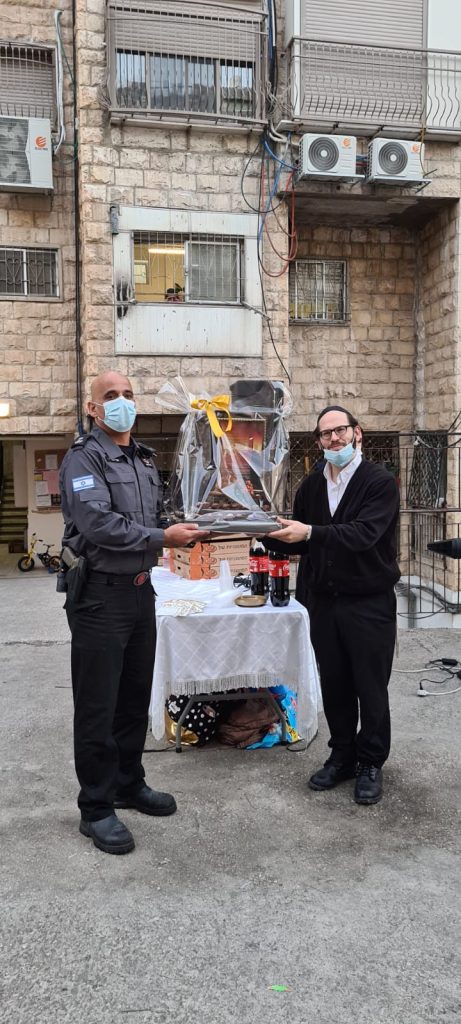 תושבי רחוב סורוצקין במפגן הוקרה לכבאים