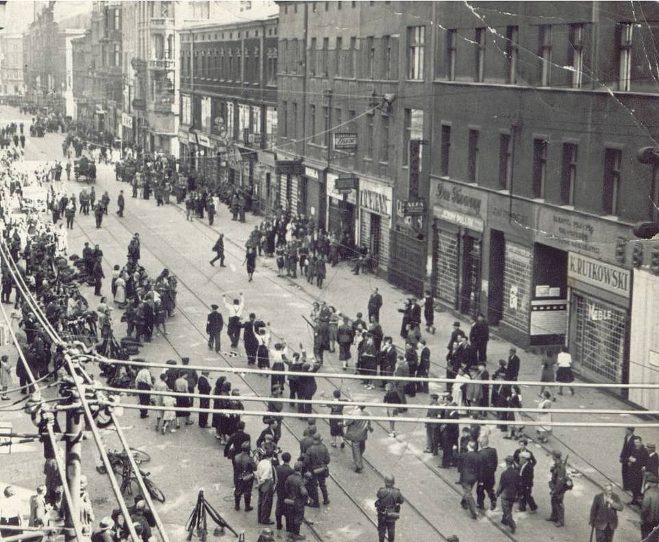 דיפלומט צילם נאצים מתכוננים להוציא להורג יהודים