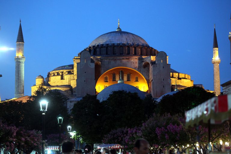 פסק ההלכה שמסעיר את ארה"ב: האם מותר להצביע ב'כנסיה'?