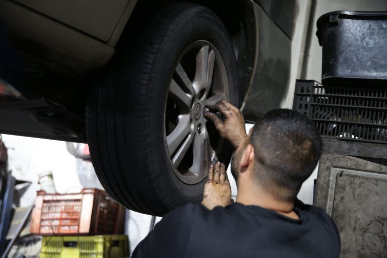 לילה גשום: היולדת ממתינה – האב נתקל באדם הזקוק לעזרה עד שיתברר מי הוא