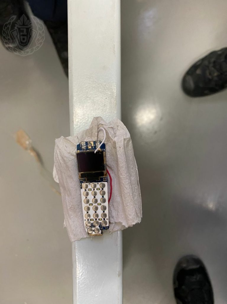 תיעוד: 19 ניידים מאולתרים נתפסו בכניסה לכלא