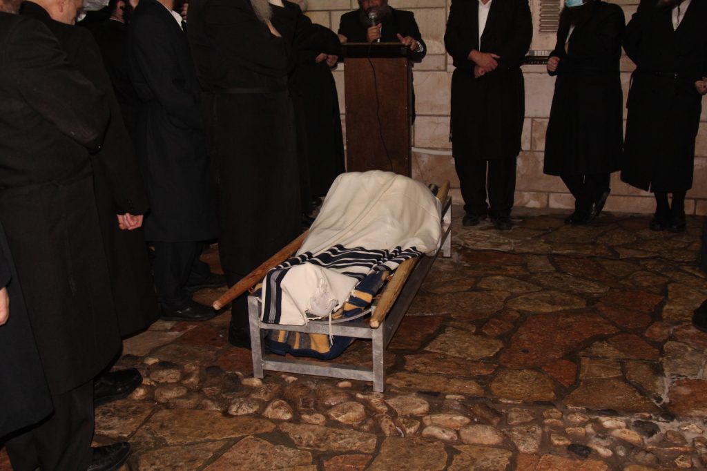 תיעוד: מסע הלווית איש החסד שחילק שתייה לעשרות אלפים