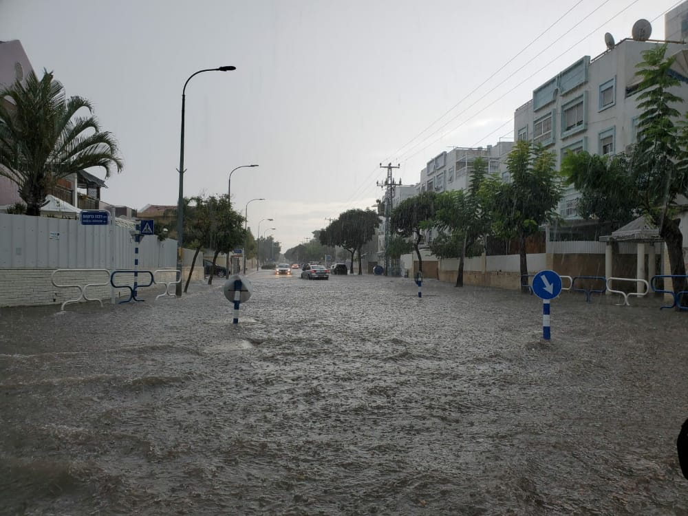 צפו: שבר ענן באשדוד; הרחובות הוצפו