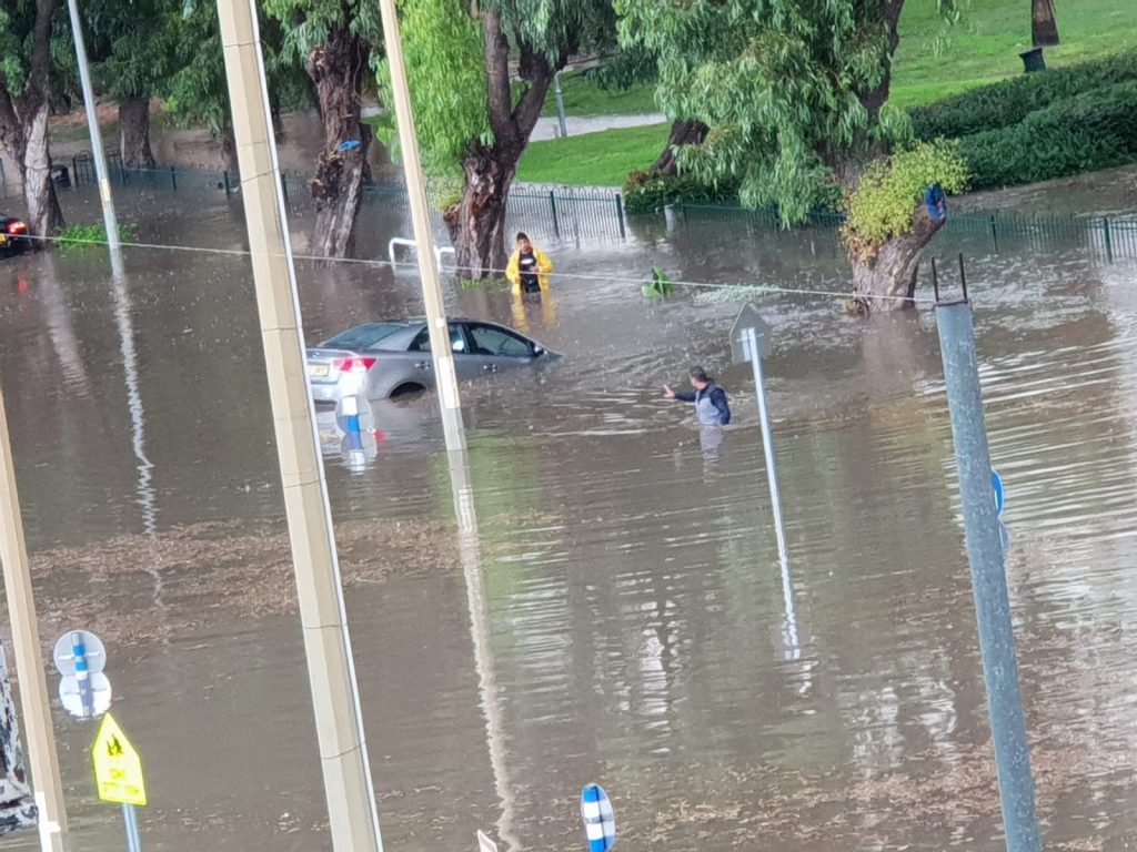 צפו: שבר ענן באשדוד; הרחובות הוצפו