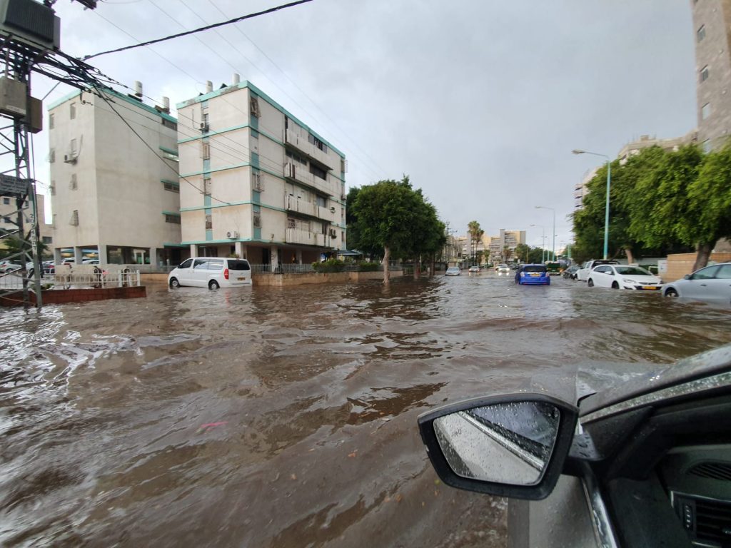 צפו: שבר ענן באשדוד; הרחובות הוצפו