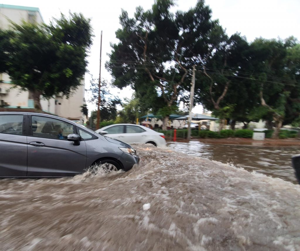 צפו: שבר ענן באשדוד; הרחובות הוצפו