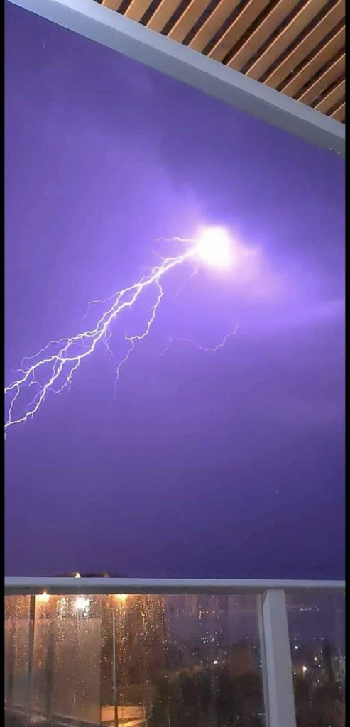 צפו בתיעוד: ברקים וגשמים בעיר טבריה