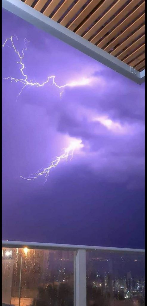 צפו בתיעוד: ברקים וגשמים בעיר טבריה