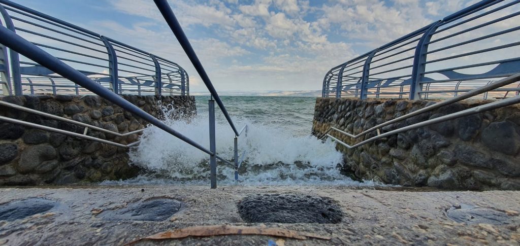 גשמי הברכה: הגלים באגם הכנרת