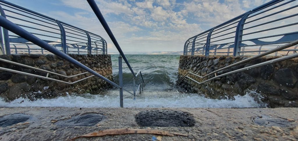 גשמי הברכה: הגלים באגם הכנרת
