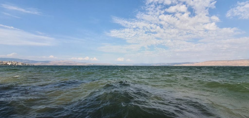 גשמי הברכה: הגלים באגם הכנרת