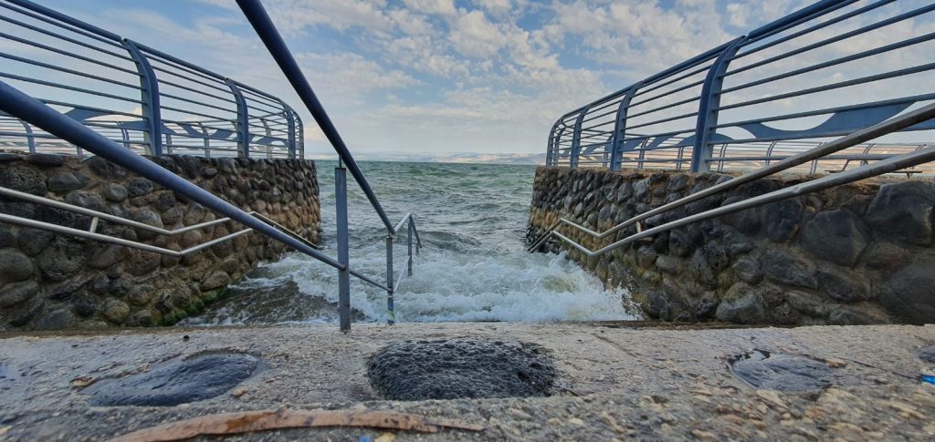 גשמי הברכה: הגלים באגם הכנרת