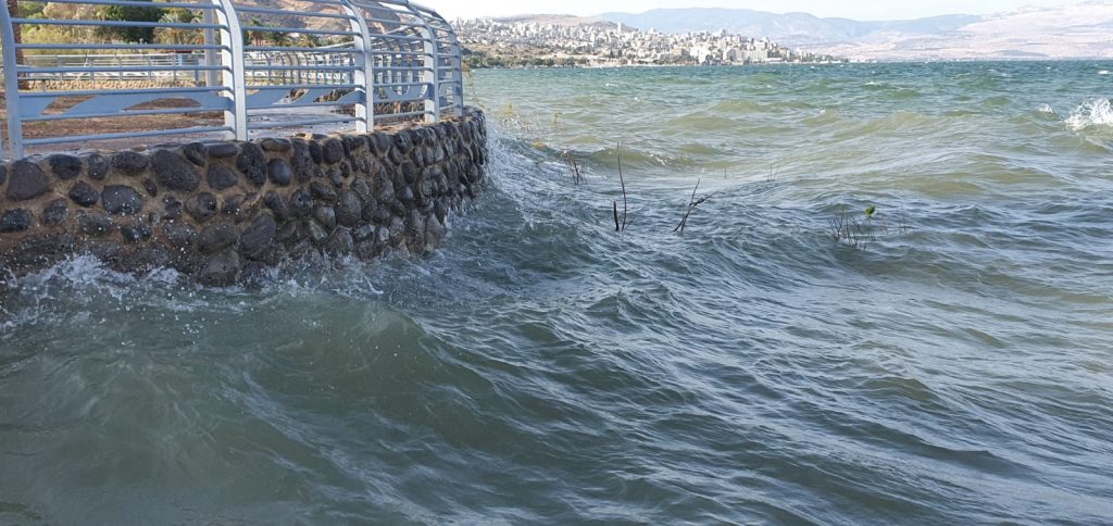 גשמי הברכה: הגלים באגם הכנרת