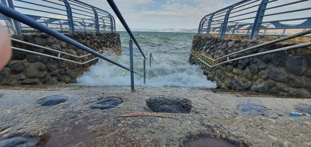 גשמי הברכה: הגלים באגם הכנרת