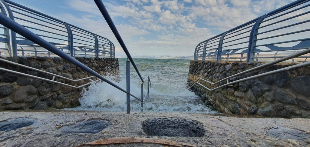 גשמי הברכה: הגלים באגם הכנרת