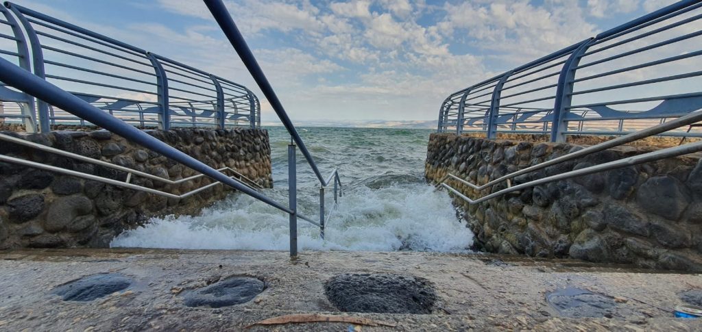 גשמי הברכה: הגלים באגם הכנרת