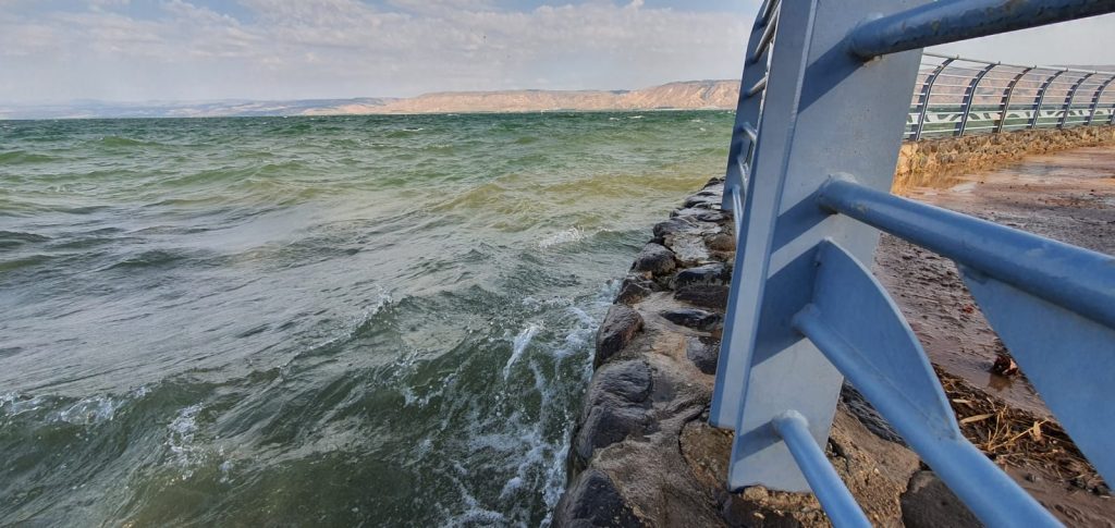 גשמי הברכה: הגלים באגם הכנרת