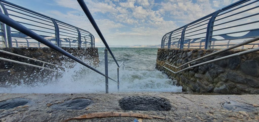 גשמי הברכה: הגלים באגם הכנרת