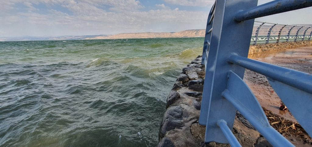 גשמי הברכה: הגלים באגם הכנרת
