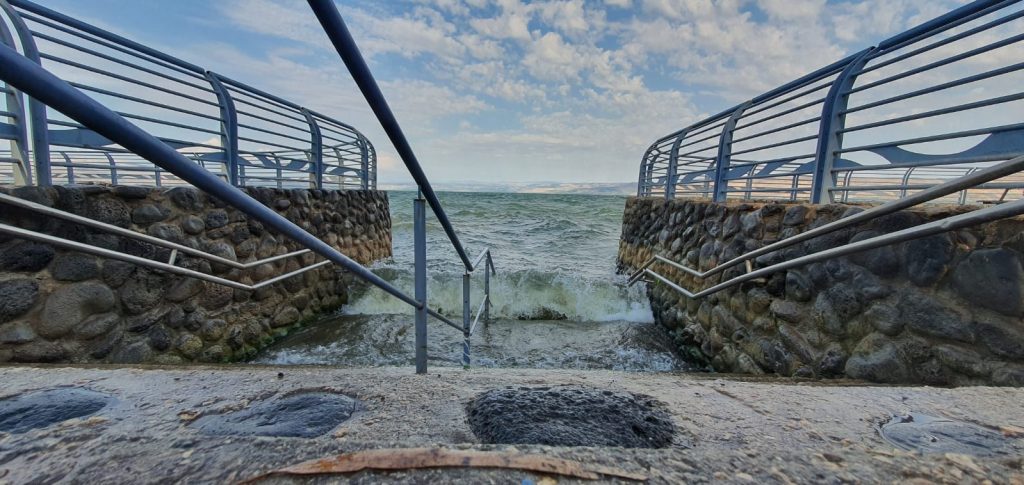 גשמי הברכה: הגלים באגם הכנרת