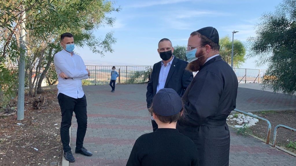 שר המדע ירד לשטח והצדיע לחסידי גור • גלריה שר המדע ירד לשטח והצדיע לחסידי גור • גלריה