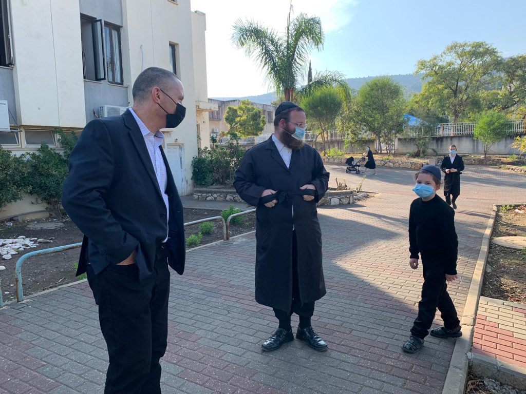 שר המדע ירד לשטח והצדיע לחסידי גור • גלריה שר המדע ירד לשטח והצדיע לחסידי גור • גלריה