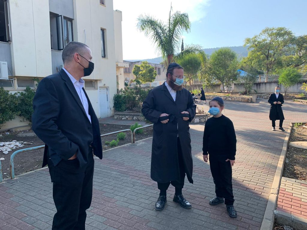 שר המדע ירד לשטח והצדיע לחסידי גור • גלריה שר המדע ירד לשטח והצדיע לחסידי גור • גלריה