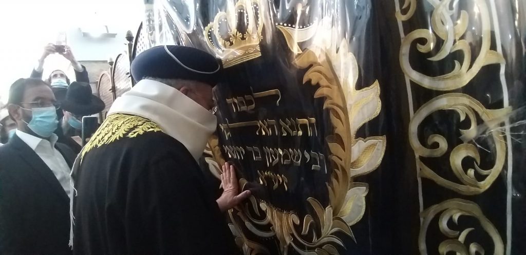 תיעוד: הגרש"מ עמאר פרץ בבכי בציון הרשב"י