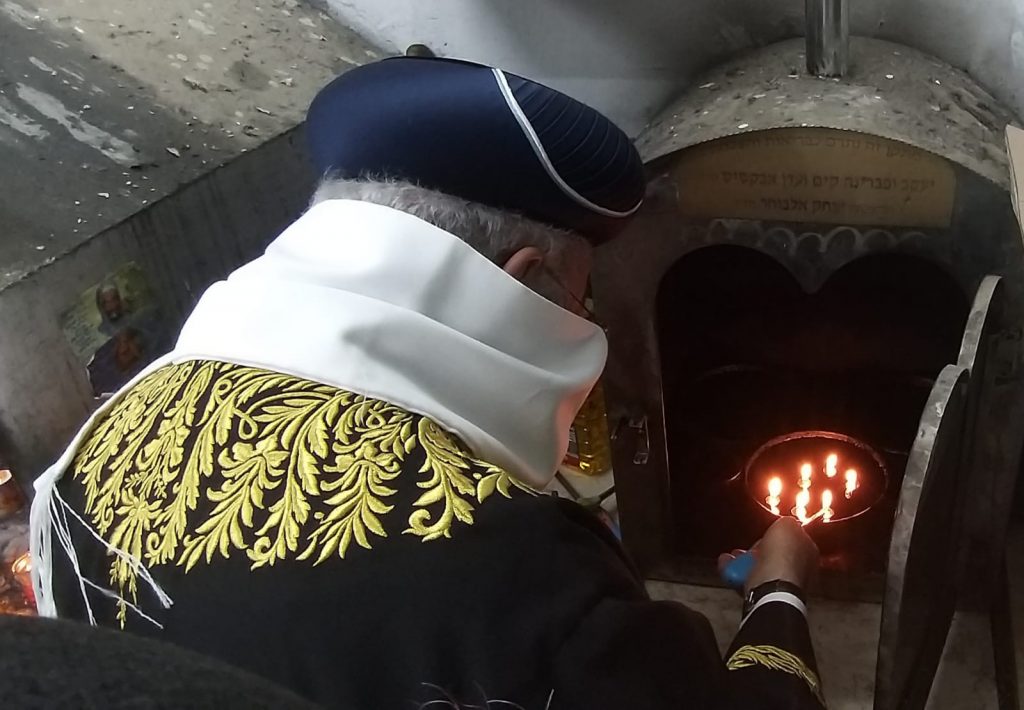 תיעוד: הגרש"מ עמאר פרץ בבכי בציון הרשב"י