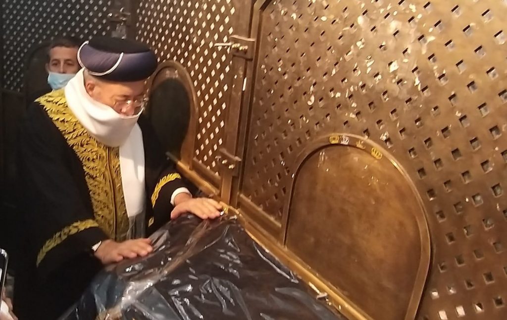 תיעוד: הגרש"מ עמאר פרץ בבכי בציון הרשב"י