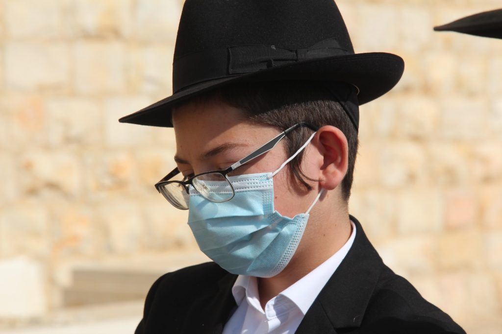 12 שנה אחרי: מוישי עלה לקבר הוריו • צפו 12 שנה אחרי: מוישי עלה לקבר הוריו • צפו