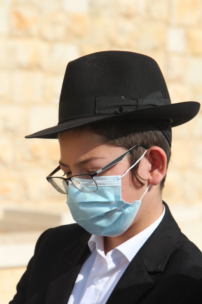 12 שנה אחרי: מוישי עלה לקבר הוריו • צפו 12 שנה אחרי: מוישי עלה לקבר הוריו • צפו