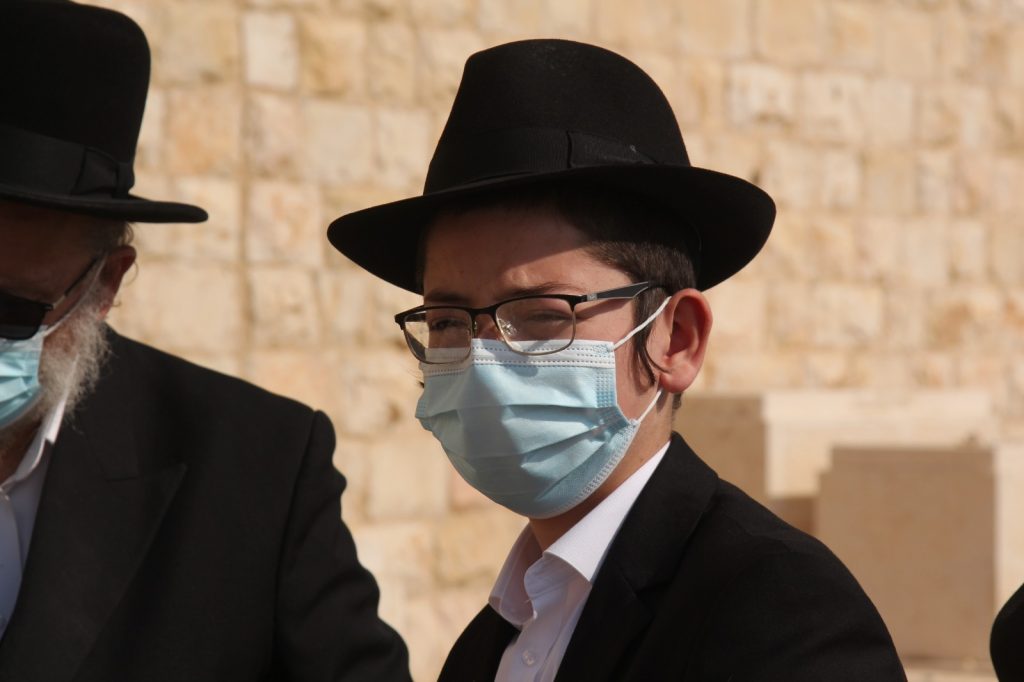 12 שנה אחרי: מוישי עלה לקבר הוריו • צפו 12 שנה אחרי: מוישי עלה לקבר הוריו • צפו