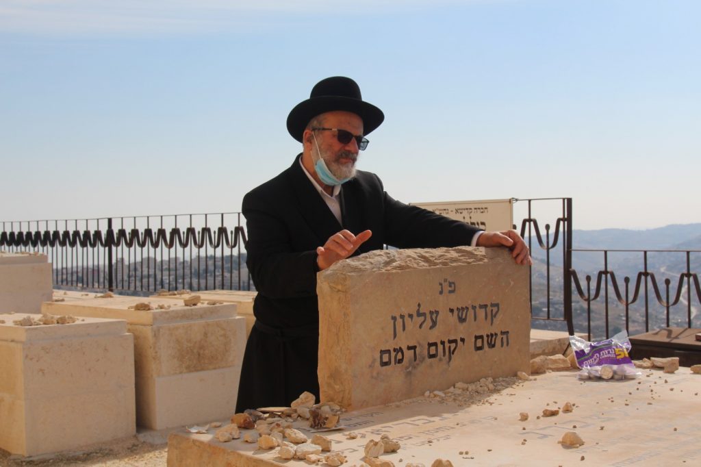 12 שנה אחרי: מוישי עלה לקבר הוריו • צפו 12 שנה אחרי: מוישי עלה לקבר הוריו • צפו