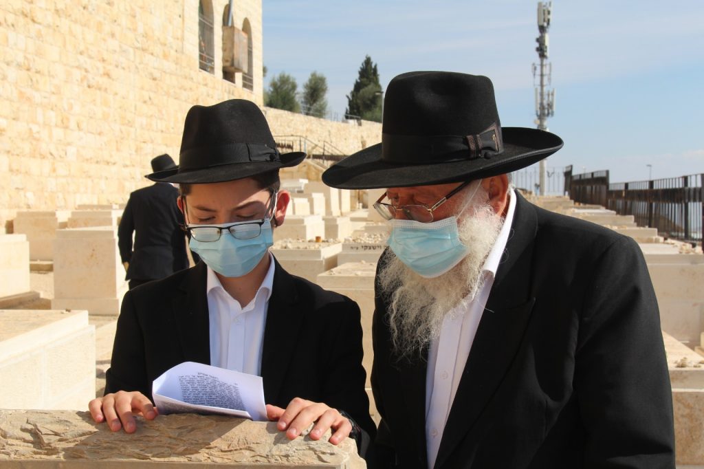 12 שנה אחרי: מוישי עלה לקבר הוריו • צפו 12 שנה אחרי: מוישי עלה לקבר הוריו • צפו