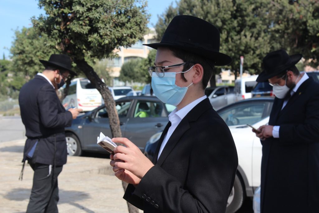 12 שנה אחרי: מוישי עלה לקבר הוריו • צפו 12 שנה אחרי: מוישי עלה לקבר הוריו • צפו