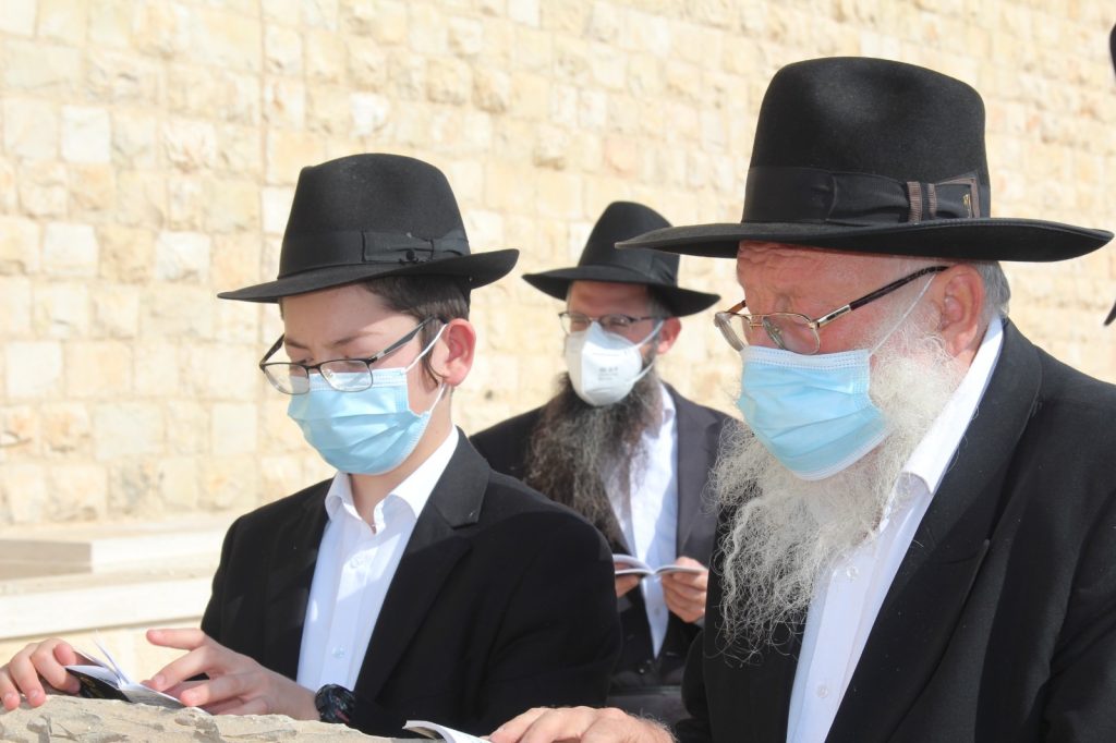 12 שנה אחרי: מוישי עלה לקבר הוריו • צפו 12 שנה אחרי: מוישי עלה לקבר הוריו • צפו