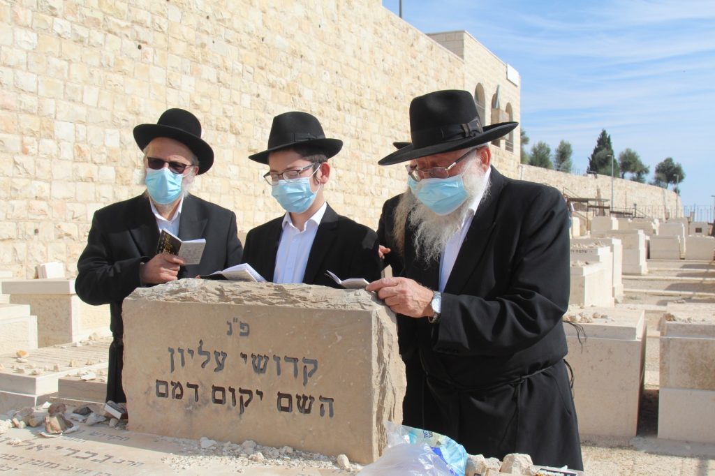 12 שנה אחרי: מוישי עלה לקבר הוריו • צפו 12 שנה אחרי: מוישי עלה לקבר הוריו • צפו