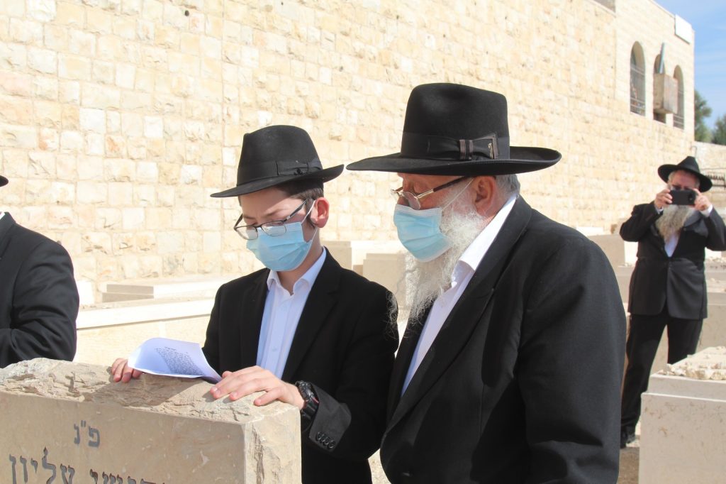 12 שנה אחרי: מוישי עלה לקבר הוריו • צפו 12 שנה אחרי: מוישי עלה לקבר הוריו • צפו