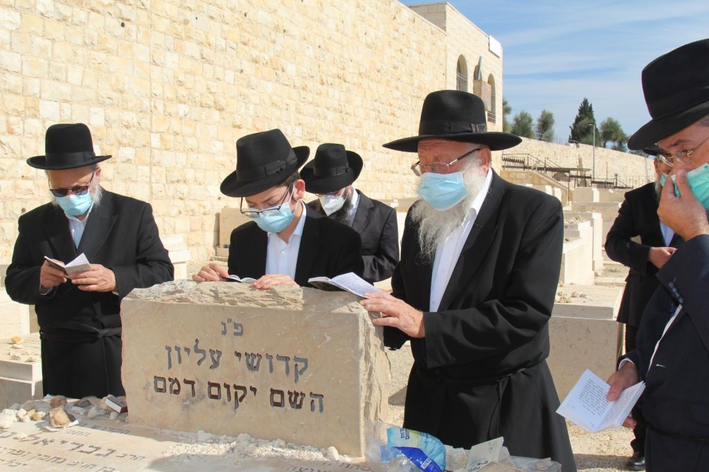 12 שנה אחרי: מוישי עלה לקבר הוריו • צפו 12 שנה אחרי: מוישי עלה לקבר הוריו • צפו