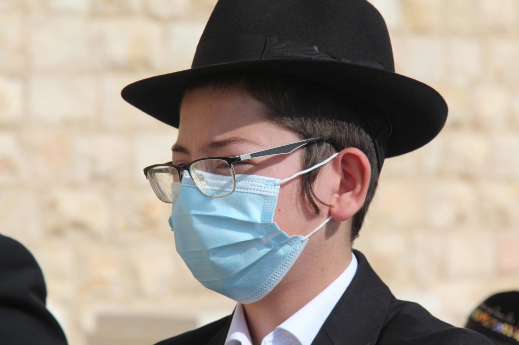 12 שנה אחרי: מוישי עלה לקבר הוריו • צפו 12 שנה אחרי: מוישי עלה לקבר הוריו • צפו