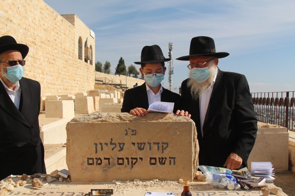 12 שנה אחרי: מוישי עלה לקבר הוריו • צפו 12 שנה אחרי: מוישי עלה לקבר הוריו • צפו