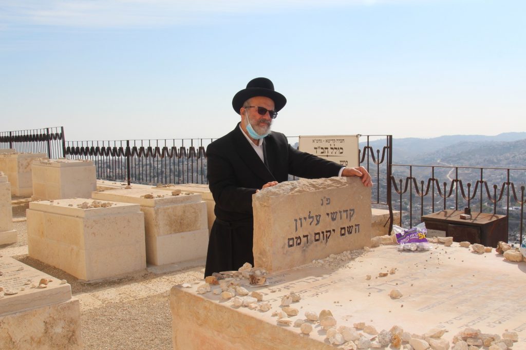 12 שנה אחרי: מוישי עלה לקבר הוריו • צפו 12 שנה אחרי: מוישי עלה לקבר הוריו • צפו